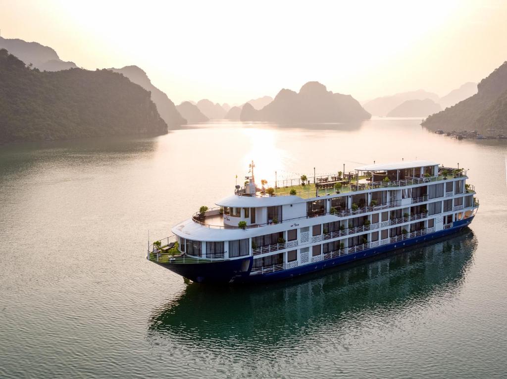 Vietnam 6 Days 5 Nights Tour – Hanoi, Sapa Trekking, Fansipan & Ha Long Bay Cruise