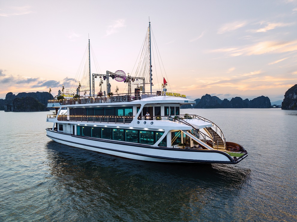Alina Cruise Halong Bay Luxury Day Tour from Hanoi