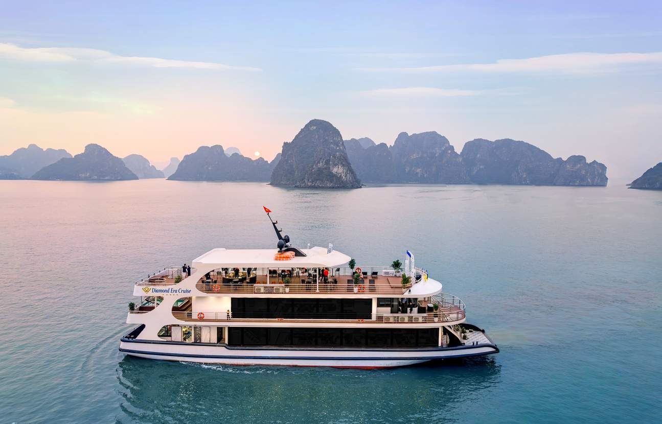 Diamond Era Luxury Cruise Ha Long Bay 1 Day Tour from Hanoi
