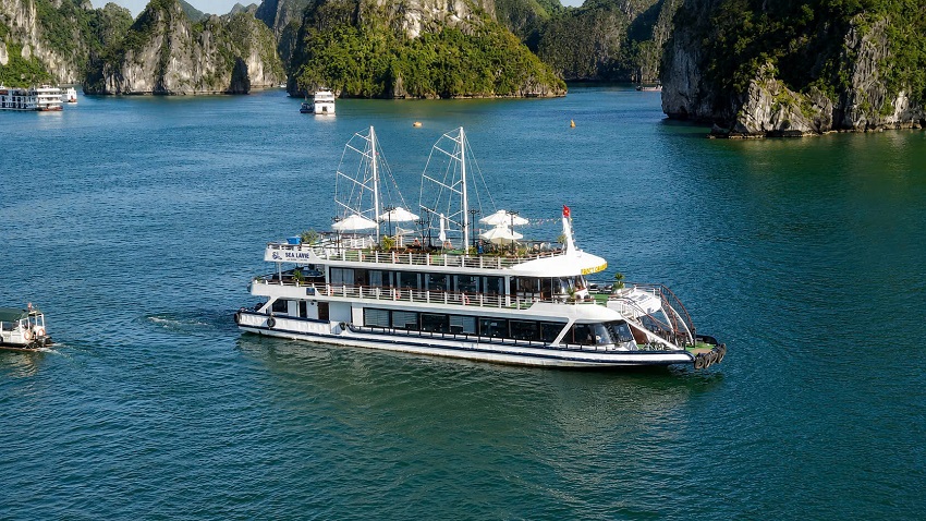Ha Long Sea La Vie 5-Star Cruise with Buffet & Jacuzzi