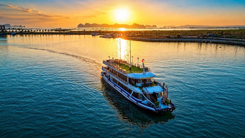 Ha Long Sea La Vie 5-Star Cruise with Buffet & Jacuzzi