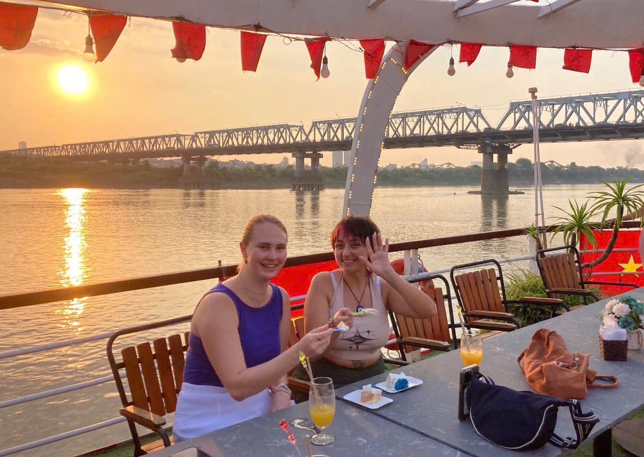 Hanoi Red River Dinner Cruise with Buffet