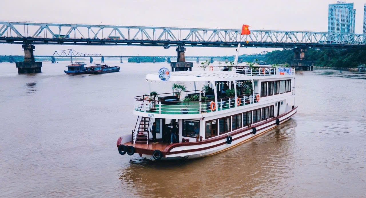 Hanoi Red River Dinner Cruise with Buffet